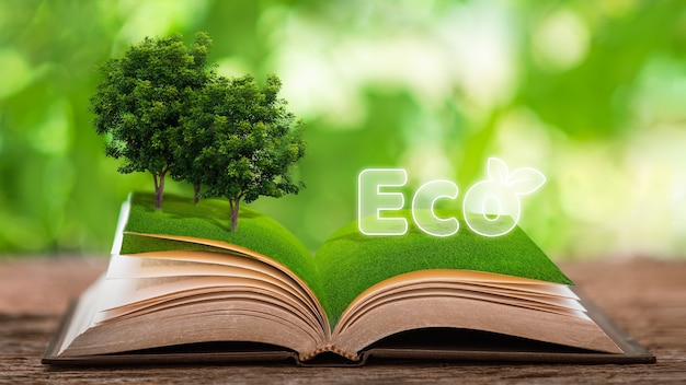 O símbolo de reciclagem do conceito de reciclagem ecológica está em um livro colocado em uma mesa feita de plantas