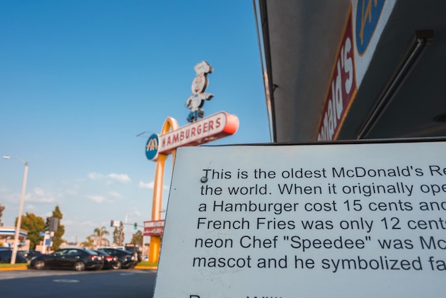 O sinal icónico do McDonald's no restaurante mais antigo do mundo, em Los Angeles.