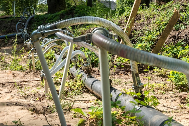 O sistema de drenagem de águas subterrâneas da estação de bombeamento bombeia a água para fora da rota rural do cascalho da desidratação do solo