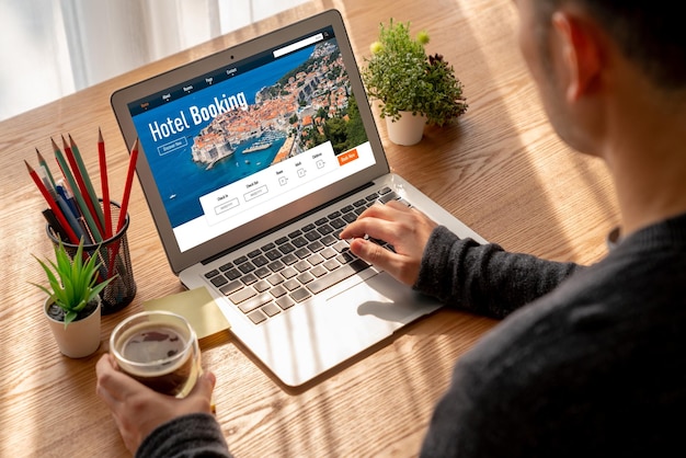 O site de reserva de acomodação em hotel on-line fornece um sistema de reserva moderno Conceito de tecnologia de viagens