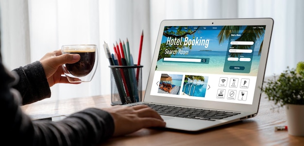 O site de reserva de acomodação em hotel on-line fornece um sistema de reservas moderno Conceito de tecnologia de viagens