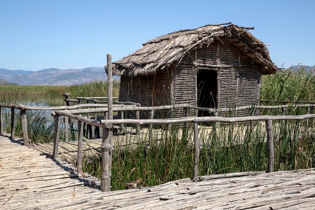 O sítio arqueológico contendo restos de um assentamento neolítico à beira do lago Macedônia noroeste da Grécia em um dia ensolarado de verão