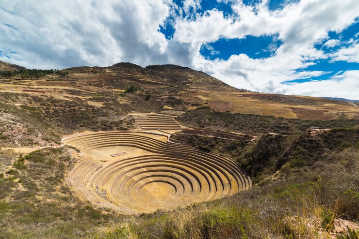 Foto o sítio arqueológico em moray, destino de viagem na região de cusco e no vale sagrado, peru. majestosos terraços concêntricos, supostamente o laboratório agrícola de comida dos inca.