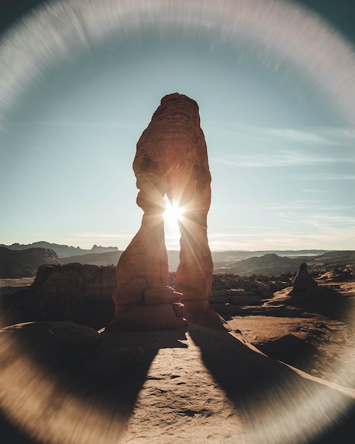 Foto o sol a brilhar através das rochas