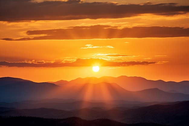 O sol a pôr-se atrás de uma cordilheira ou colina