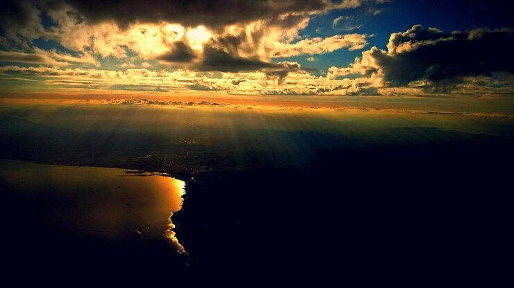 Foto o sol brilha através das nuvens sobre a cidade