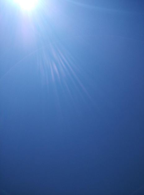 O sol brilha através das nuvens