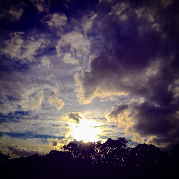 Foto o sol brilha através das nuvens