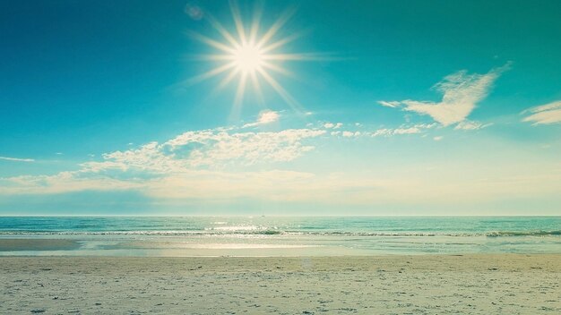 Foto o sol brilha na praia.