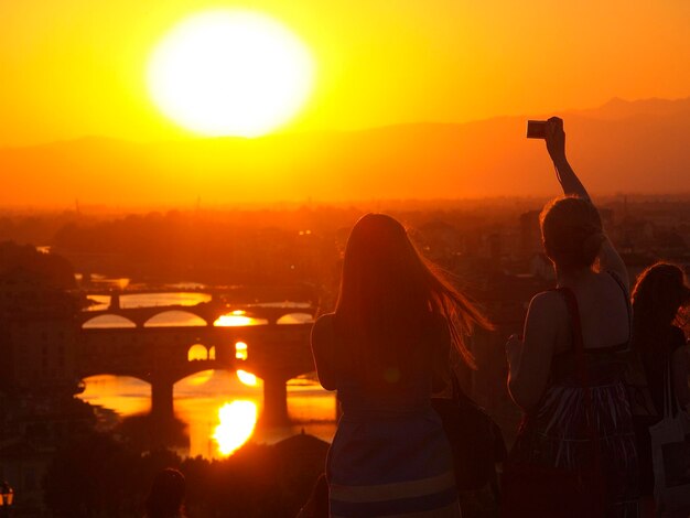 Foto o sol brilhando através da paisagem