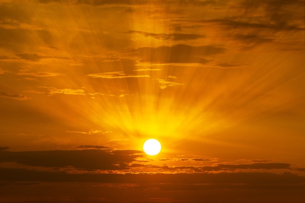 Foto o sol brilhando no céu ao nascer do sol ou pôr do sol tempo de fundo