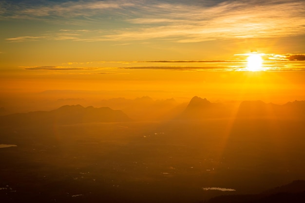 O sol cai no círculo vermelho e a vista para a montanha