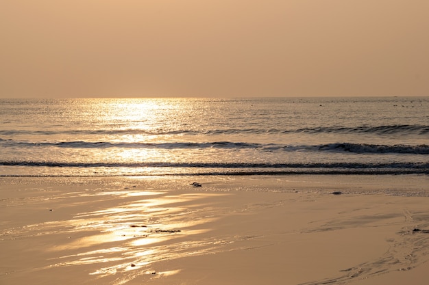 O sol da manhã dourou o mar e a praia