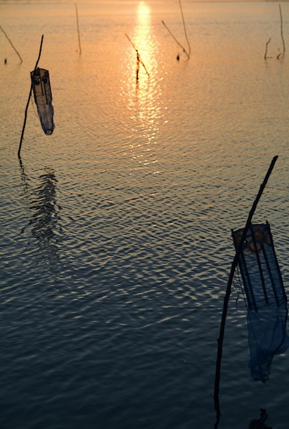 O sol está se pondo na água