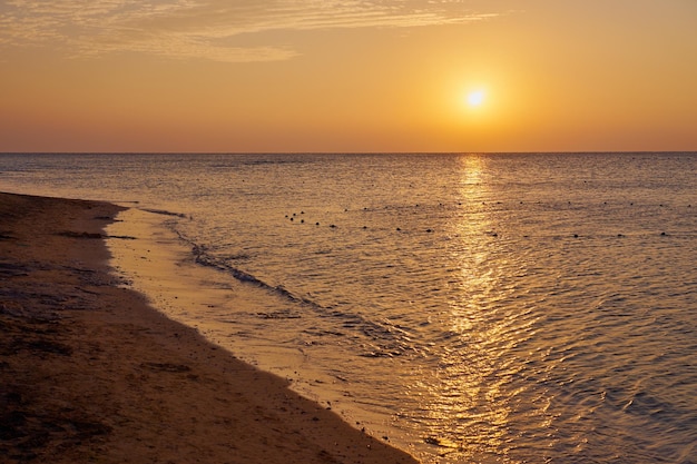 O sol nasce sobre o Mar Vermelho ao amanhecer