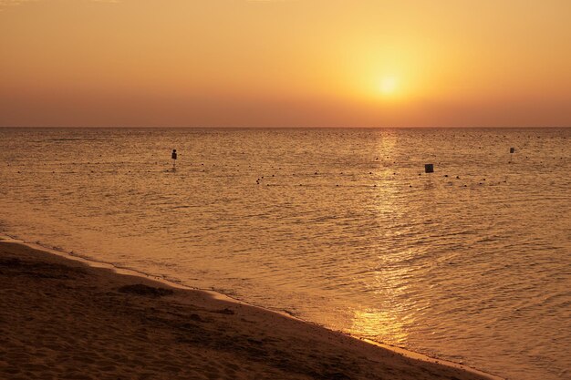 O sol nasce sobre o Mar Vermelho ao amanhecer