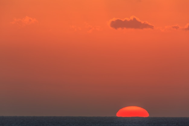 O sol nasce sobre o mar