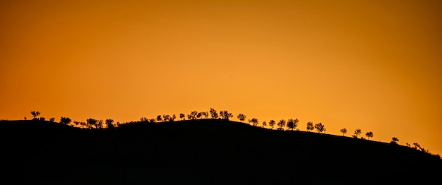 O sol nascendo no horizonte das montanhas