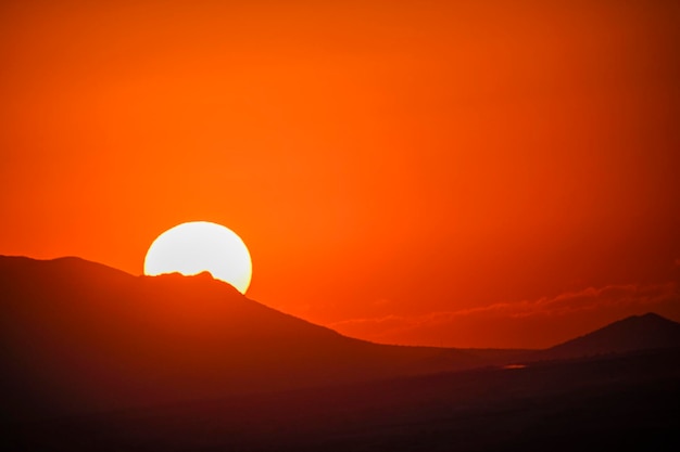 O sol nascendo no horizonte das montanhas