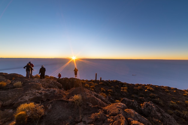 O sol nascente sobre o salar de uyuni, bolívia