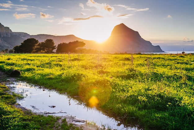 O sol se põe na montanha.