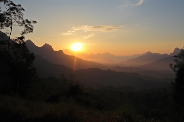 O sol se põe sobre as montanhas ao longe.