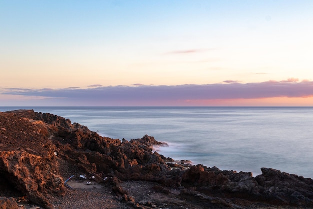 O sol se põe sobre o oceano