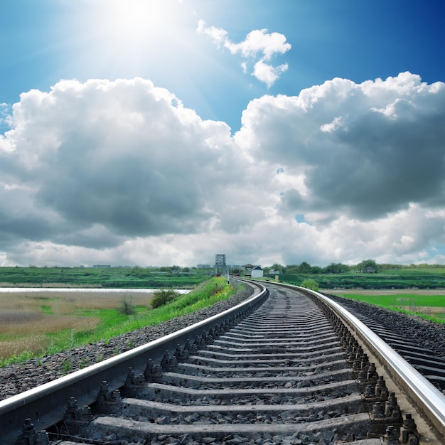 Foto o sol sobre as nuvens e a ferrovia
