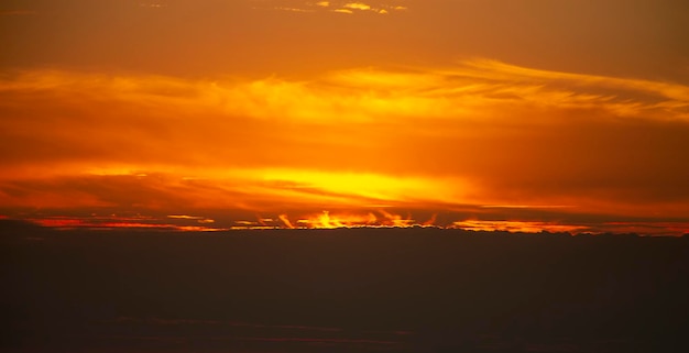 O sol vermelho da manhã está coberto de nuvens