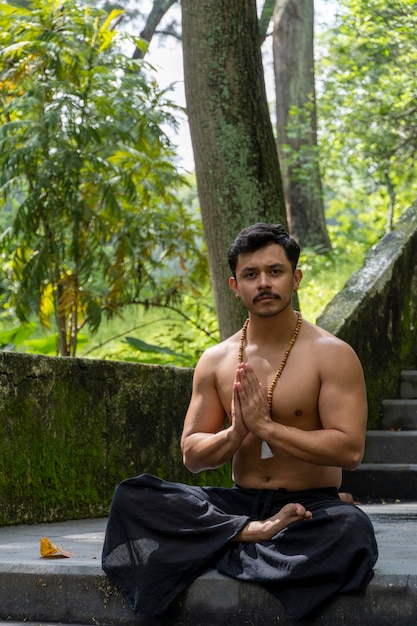 O som Om escrito em sânscrito nas tradições hindu e védica soa sagrado o mantra original prática de yoga meditação