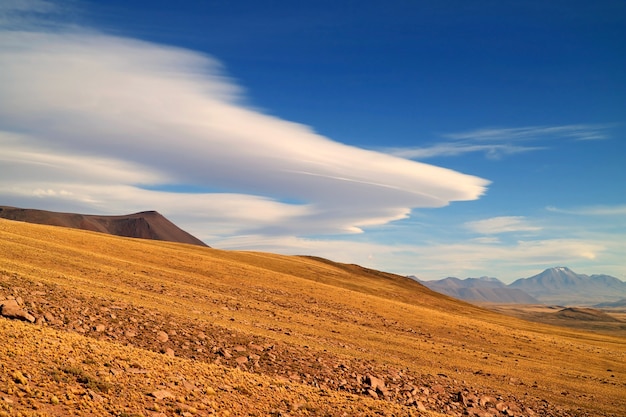 o sopé árido da reserva nacional de los flamencos com as incríveis nuvens lenticulares chile