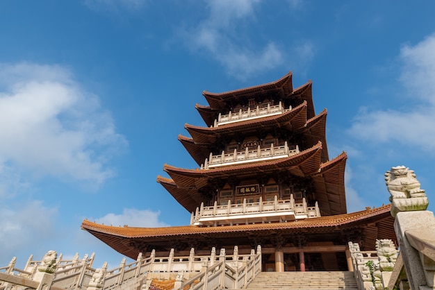 O sótão da arquitetura antiga tradicional chinesa é a totalidade e parte do Pavilhão Mazu em Putian, China