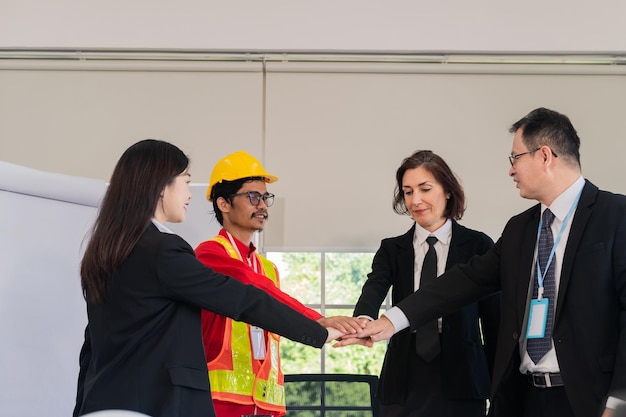 O sucesso da equipe de negócios de trabalho em equipe juntos mostra