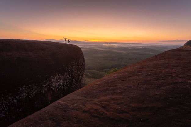 Foto o sucesso dos amantes na montanha baleia da rocha de árvore em bungkan