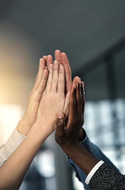 O sucesso pertence a nós Foto recortada de um grupo de empresários unindo as mãos em solidariedade