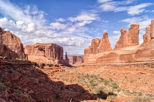 Foto o sudoeste dos estados unidos a trilha park avenue no parque nacional de arches utah