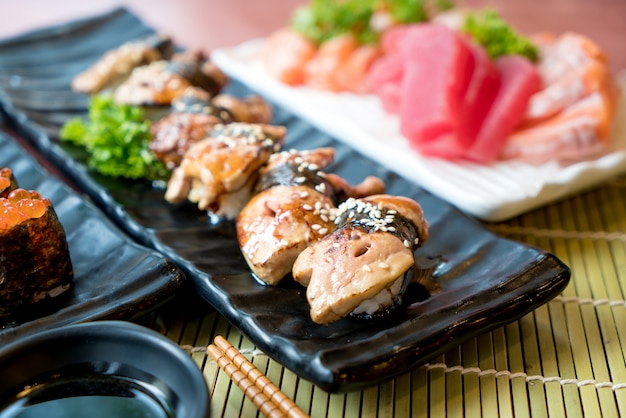 Foto o sushi de foie gras ajustou-se com salmões, atum, ovas dos peixes de voo e close up do caviar.