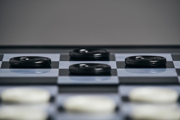 Um Jogo De Tabuleiro De Damas. Uma Mesa Para Jogar Damas E Xadrez. Um Jogo  De Lógica Para Dois Jogadores. Um Jogo De Tabuleiro Inteligente. Foto  Royalty Free, Gravuras, Imagens e Banco