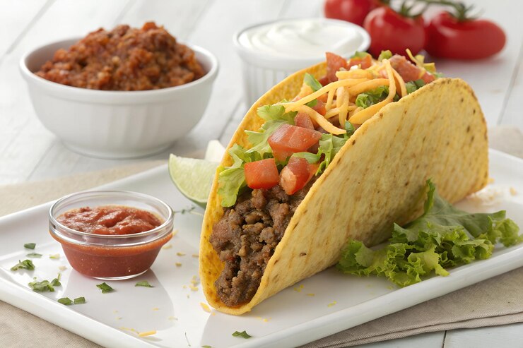 Foto o taco supreme da taco bell é um taco clássico com carne de vaca temperada, alface, queijo, tomates e