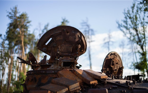 O tanque moderno esmagado e queimado do exército russo na ucrânia na guerra em