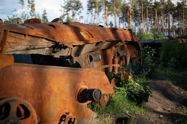 O tanque moderno esmagado e queimado do exército russo na ucrânia na guerra em