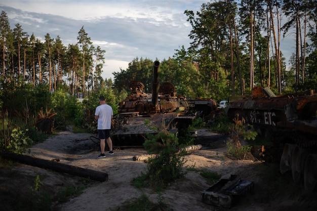 O tanque moderno esmagado e queimado do exército russo na ucrânia na guerra em
