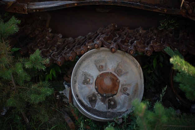 O tanque moderno esmagado e queimado do exército russo na ucrânia na guerra em