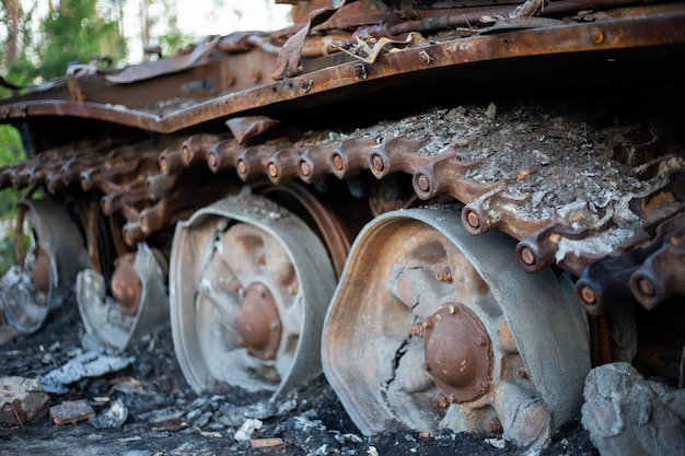 O tanque moderno esmagado e queimado do exército russo na ucrânia na guerra em