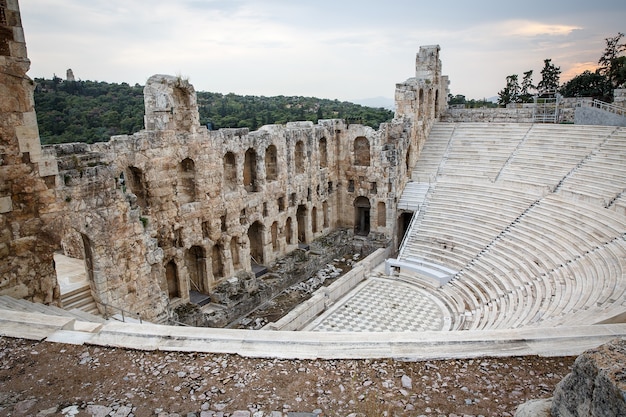 O teatro de Herodion Atticus sob as ruínas da Acrópole, Atenas, Grécia.