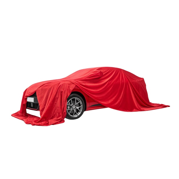 O tecido vermelho drapeando sobre um carro cortado em fundo branco