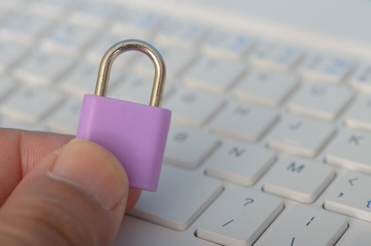 Foto o teclado ao fundo enfatiza a natureza digital da ameaça e a necessidade de soluções tecnológicas para proteger os dados