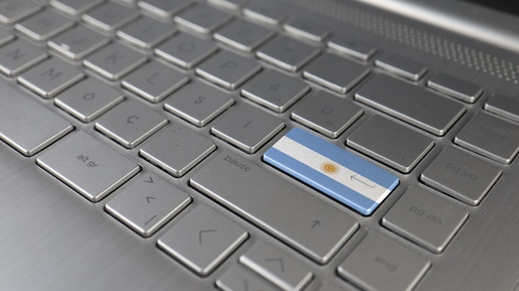 Foto o teclado com a bandeira da argentina no botão de entrada representa a linguagem de aprendizado de ataque cibernético