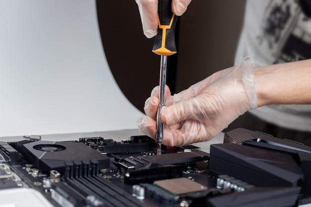 O técnico está instalando uma nova unidade SSD rápida de alta capacidade na placa-mãe do computador