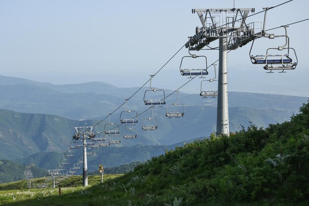 O teleférico aéreo contra as montanhas